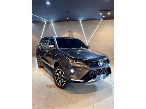 TOYOTA HILUX SW4 2.8 D-4D TURBO DIESEL DIAMOND 7L 4X4 AUTOMÁTICO